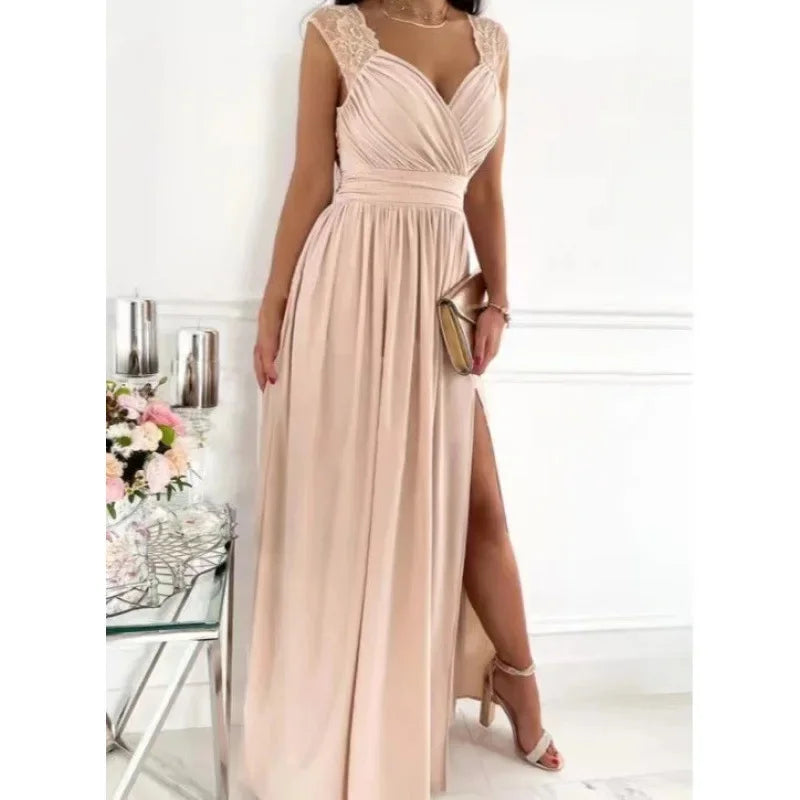 Długa sukienka wieczorowa z rozcięciem – elegancka kreacja na wesele i uroczystości