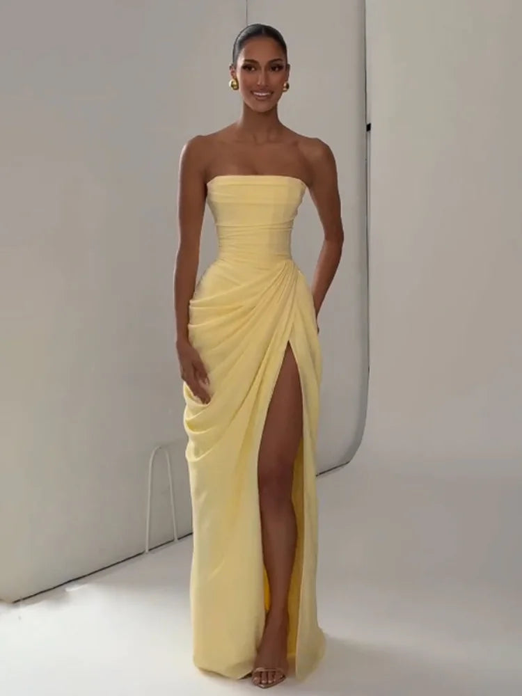 Sukienka maxi bez ramiączek z drapowaniem i rozcięciem na nodze