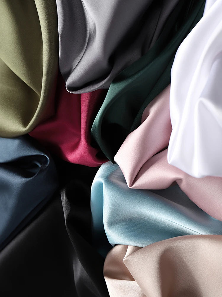 Satynowy top na ramiączkach – elegancka bluzka z dekoltem V