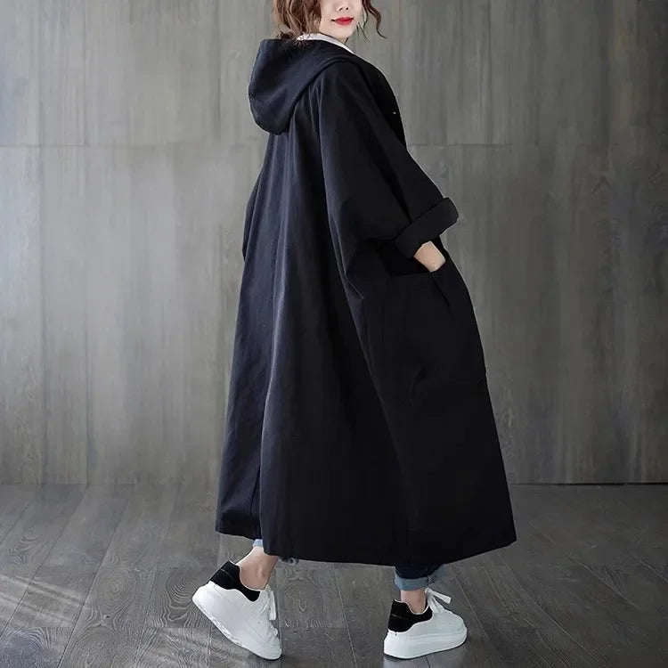 Damski oversize płaszcz z kapturem – stylowy trencz w luźnym kroju