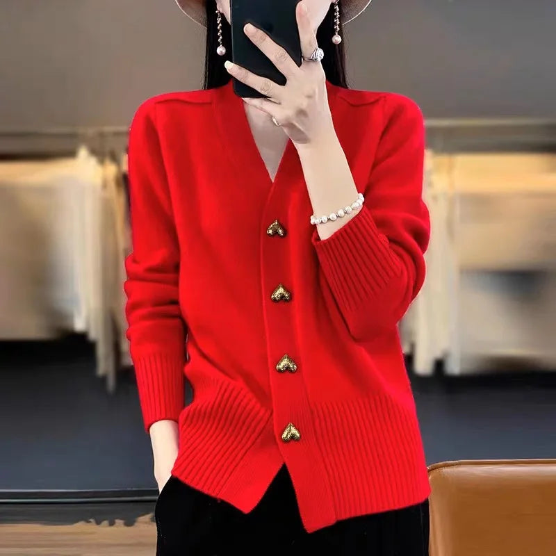 Damski kardigan z dekoltem V i ozdobnymi guzikami w kształcie serca