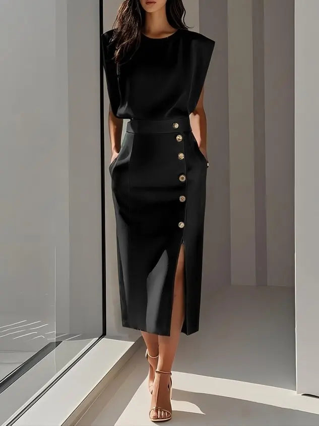 Elegancka Sukienka Midi Bez Rękawów z Ozdobnymi Guzikami i Rozcięciem