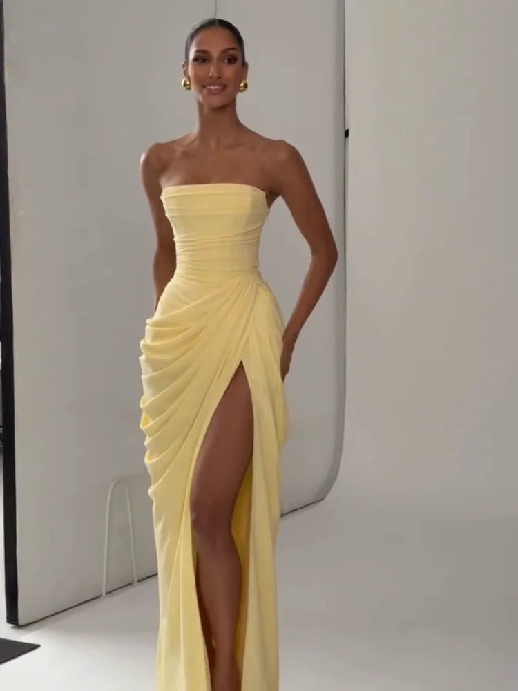 Sukienka maxi bez ramiączek z drapowaniem i rozcięciem na nodze