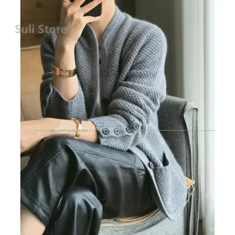 Elegancki damski kardigan o grubym splocie – z guzikami i stójką