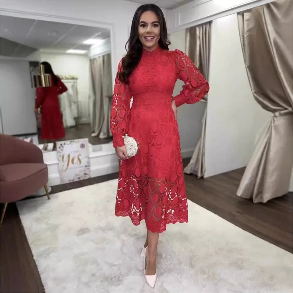 Elegancka koronkowa sukienka midi z długim rękawem