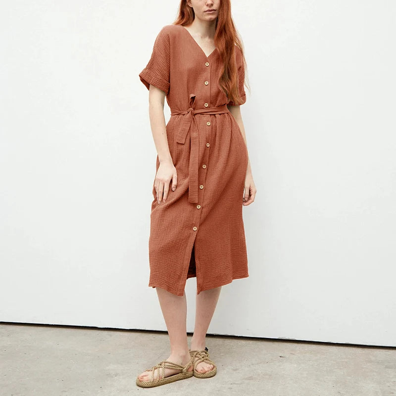 Muślinowa sukienka midi z guzikami i paskiem – z dekoltem V i krótkim rękawem