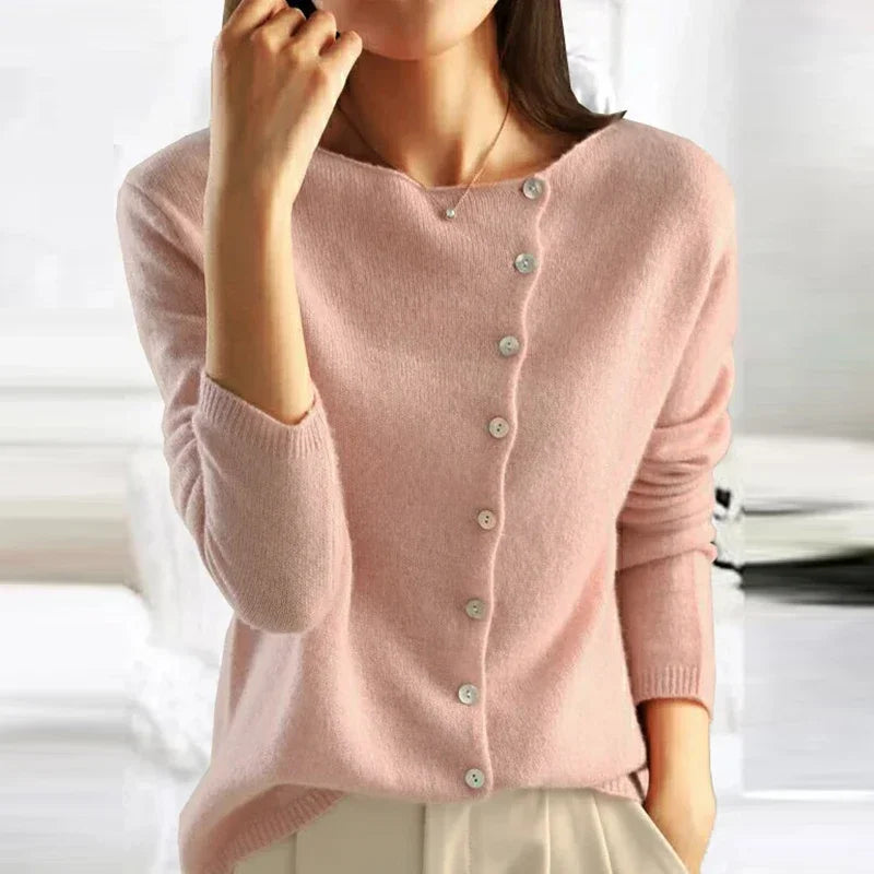 Damski sweter z asymetrycznym zapięciem – miękki sweter z guzikami w eleganckim stylu