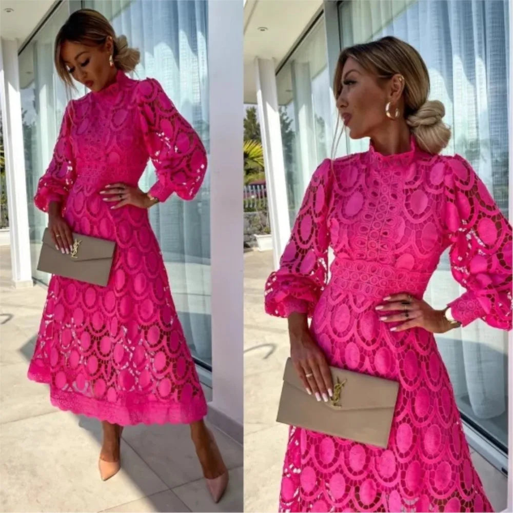 Elegancka koronkowa sukienka midi z długim rękawem