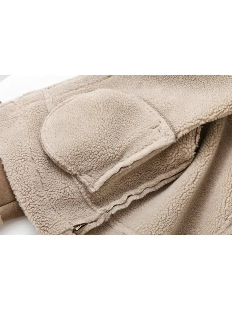 Damska skórzana kurtka z futrzanym kołnierzem i zapięciem na zamek