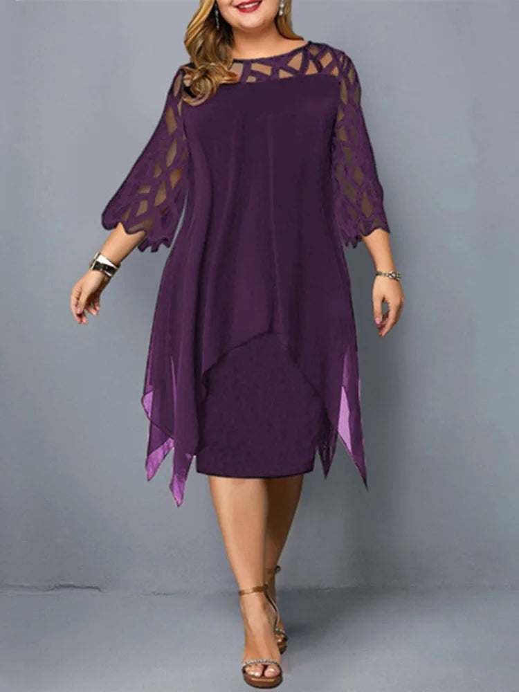 Elegancka sukienka plus size z szyfonową warstwą i ażurowymi rękawami