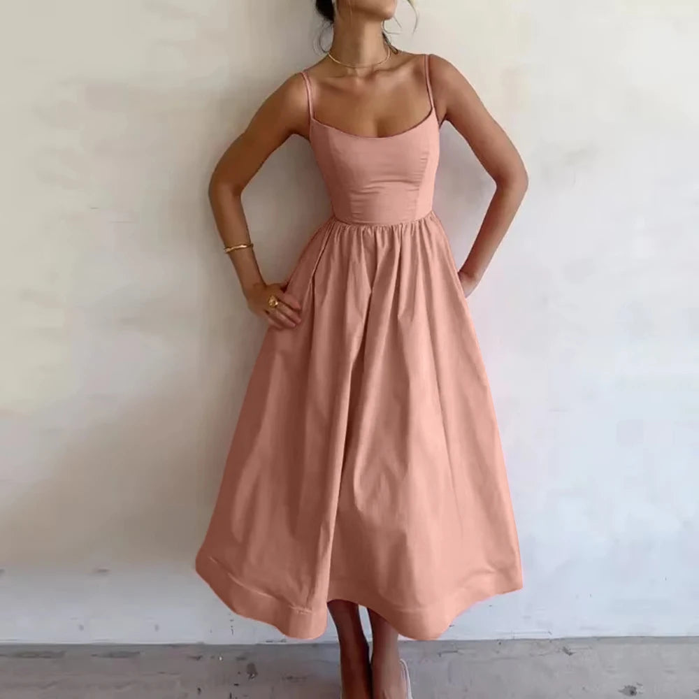 Rozkloszowana sukienka midi na ramiączkach – elegancka i kobieca
