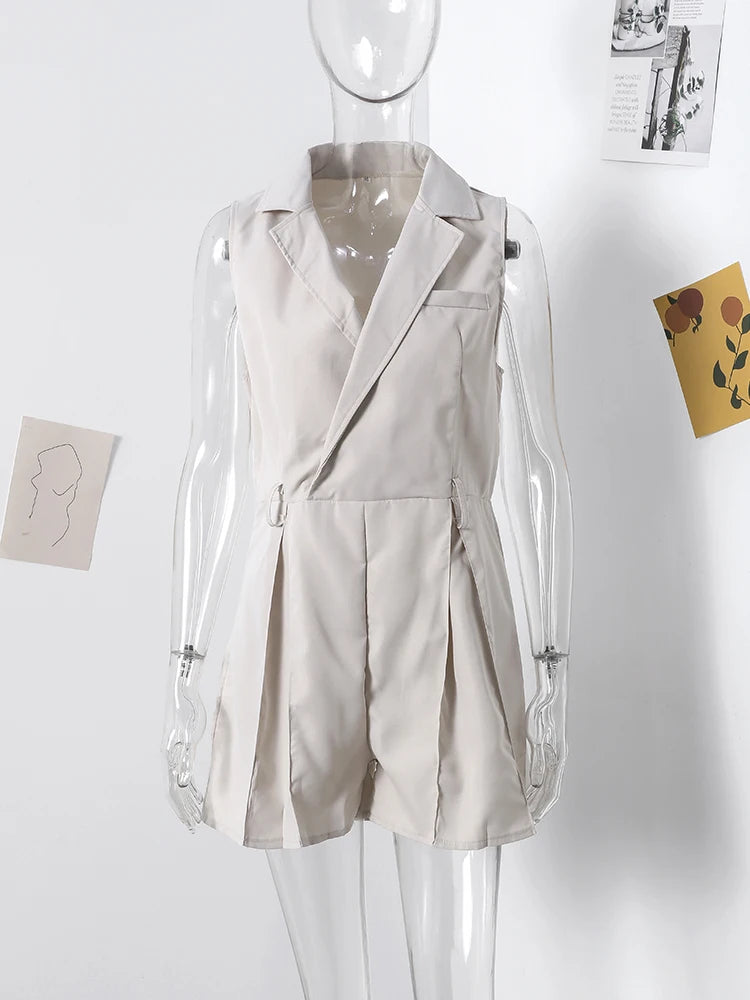 Stylowy kombinezon bez rękawów z paskiem