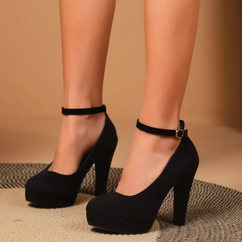 Damskie czółenka na słupku z paskiem – eleganckie buty na obcasie