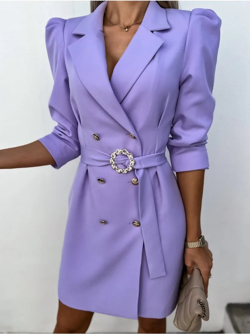 Sukienka mini marynarkowa z paskiem i ozdobną klamrą – elegancki fason blazer