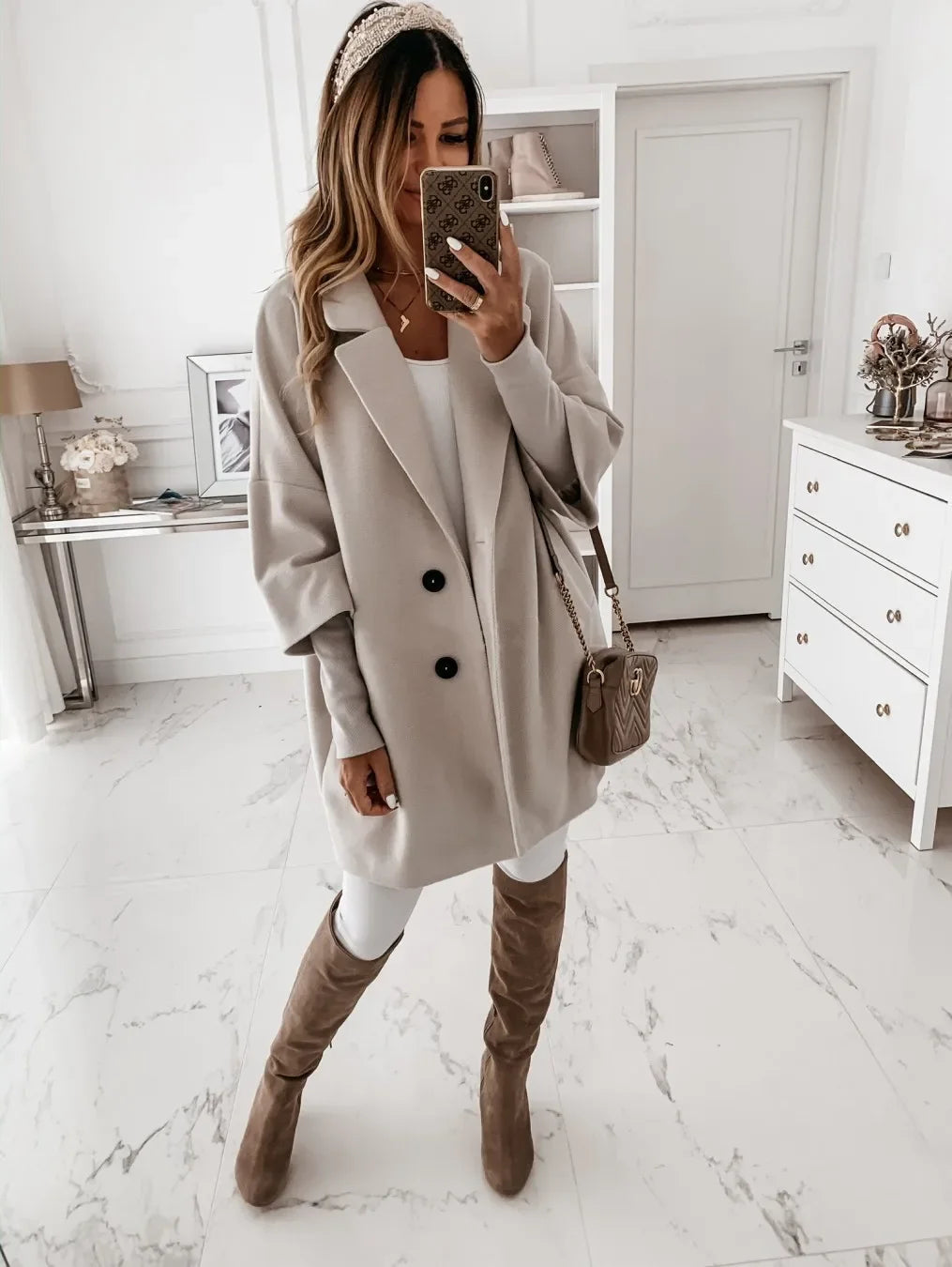 Damski płaszcz oversize z wełnianym wykończeniem – elegancki, jednorzędowy