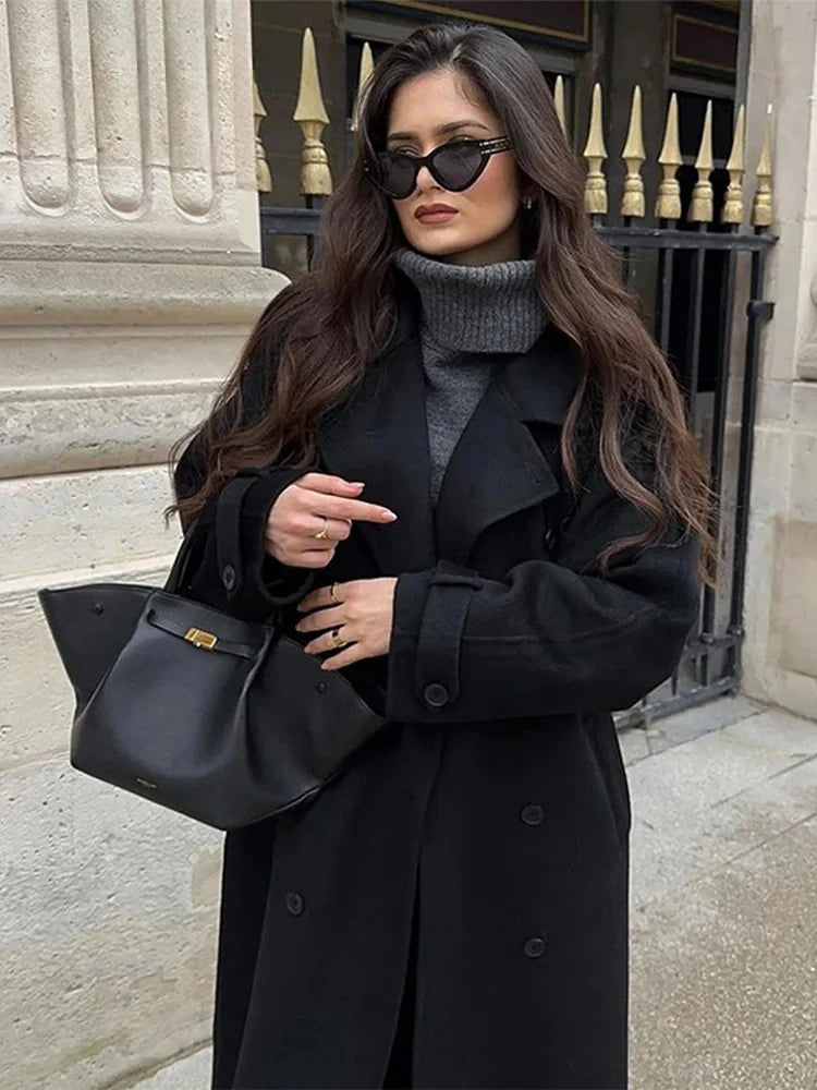 Damski długi płaszcz z paskiem – elegancki dwurzędowy model zimowy