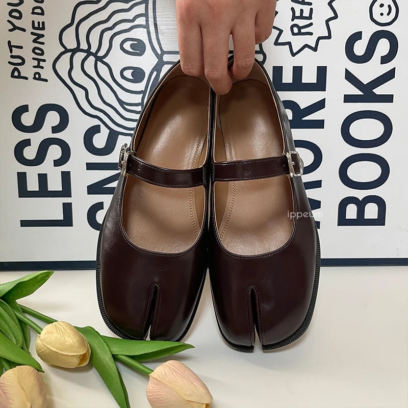 Damskie skórzane buty Mary Jane z paskiem i rozdzielonym noskiem