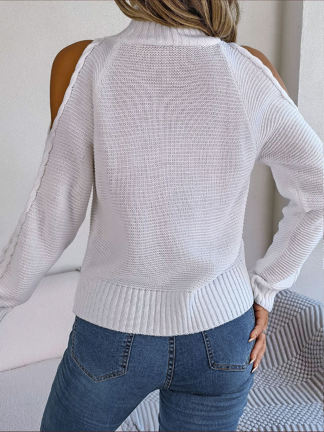 Damski lekki sweter z wycięciami na ramionach i wysokim kołnierzem