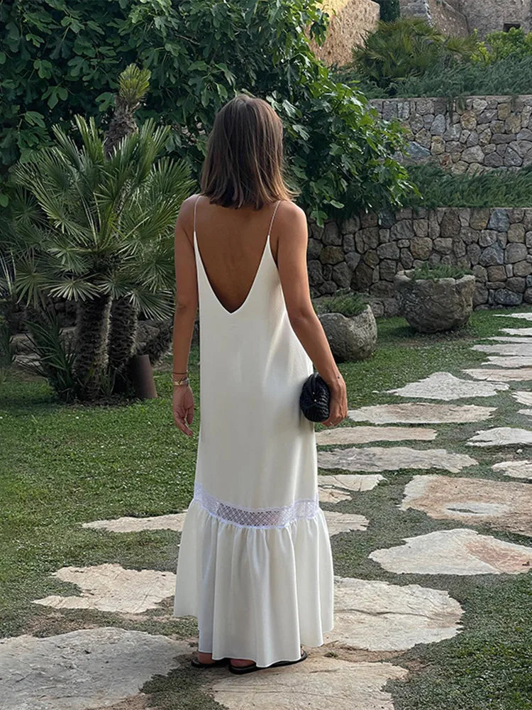 Sukienka midi z rozkloszowanym dołem i prostym dekoltem – elegancja w lekkim wydaniu