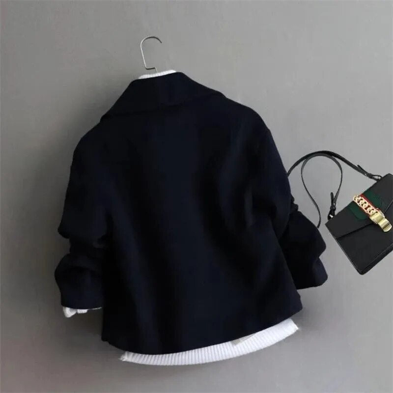 Damska krótka kurtka wełniana z szerokim kołnierzem