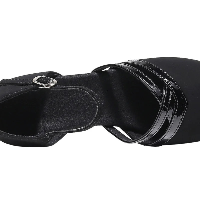 Damskie czółenka na niskim obcasie z paskami i zapięciem na kostce – eleganckie i wygodne