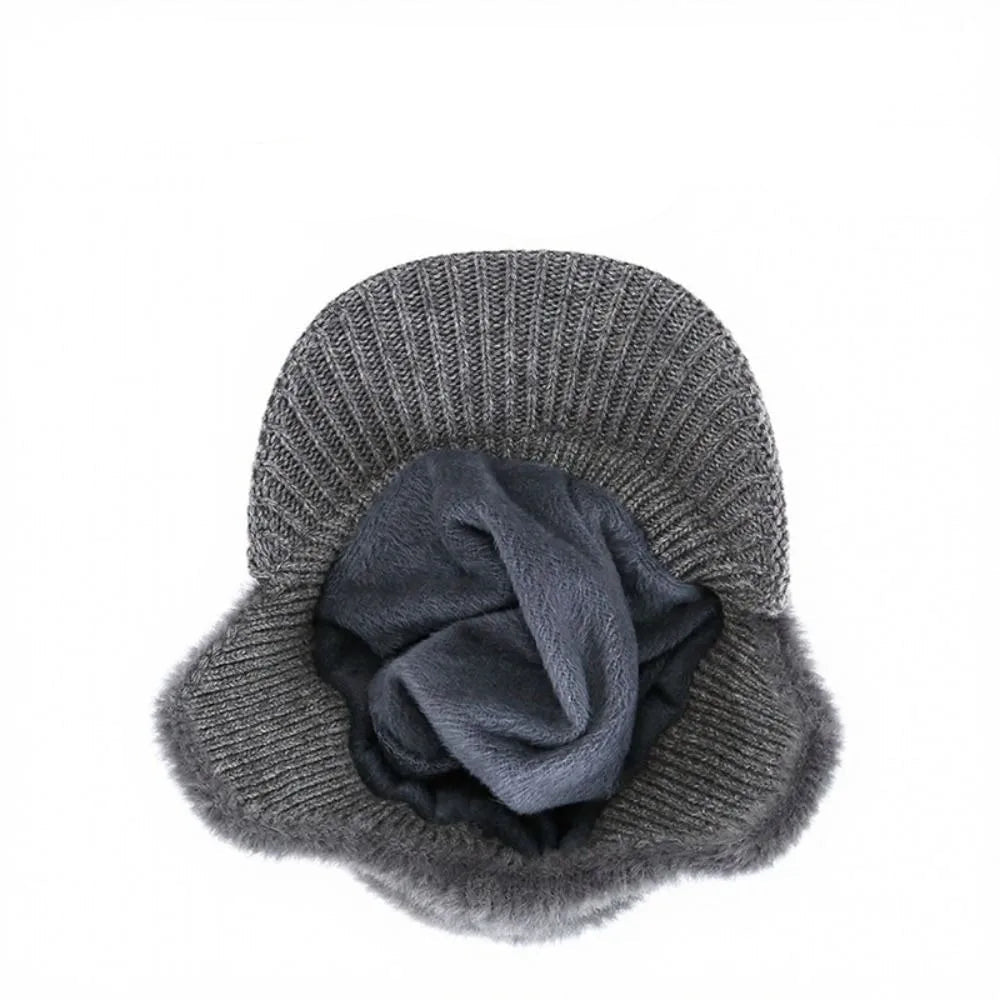 Ocieplana czapka zimowa unisex z daszkiem i nausznikami – idealna dla seniorów