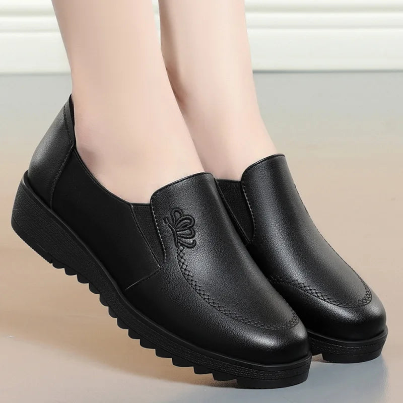 Damskie skórzane buty ortopedyczne wsuwane – wygodne półbuty na koturnie