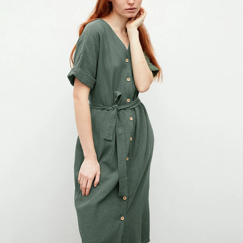 Muślinowa sukienka midi z guzikami i paskiem – z dekoltem V i krótkim rękawem