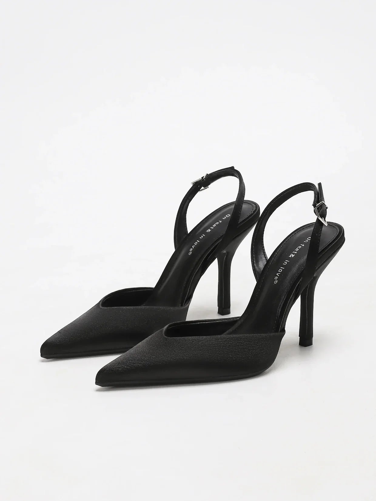 Eleganckie Szpilki Slingback z Satynowym Wykończeniem i Szpiczastym Noskiem