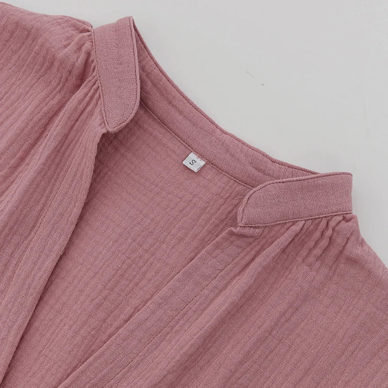 Muślinowa sukienka midi z krótkim rękawem i dekoltem V – lekka sukienka na lato