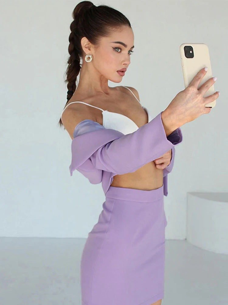 Modny komplet damski: krótka marynarka i mini spódnica