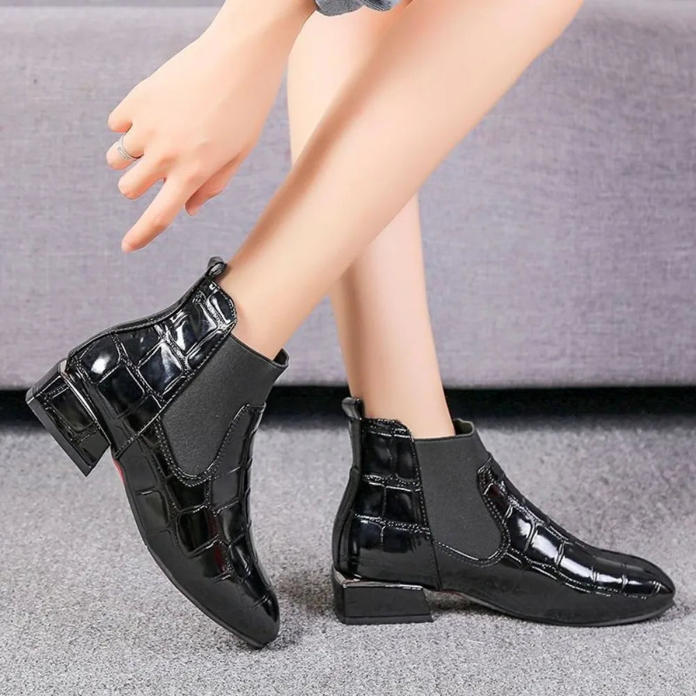 Damskie botki lakierowane z tłoczeniem krokodyla – eleganckie i wyraziste na specjalne okazje