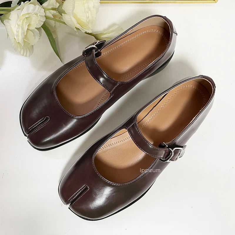 Damskie skórzane buty Mary Jane z paskiem i rozdzielonym noskiem