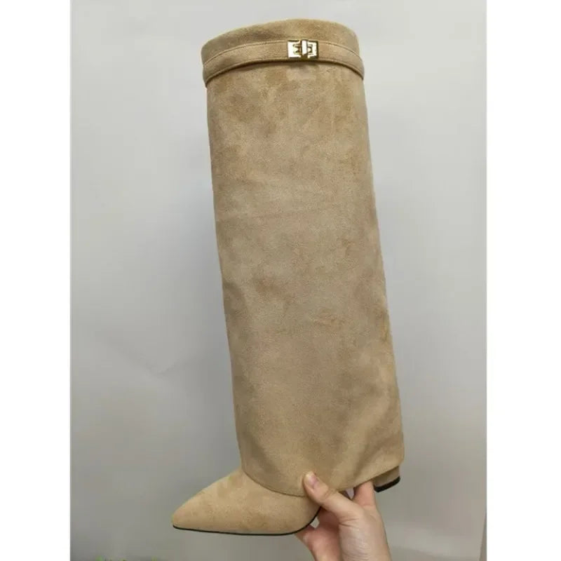 Damskie kozaki z szeroką cholewką i ozdobną klamrą – eleganckie i wygodne