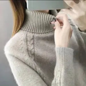 Damski sweter z wysokim kołnierzem i delikatnym zdobieniem