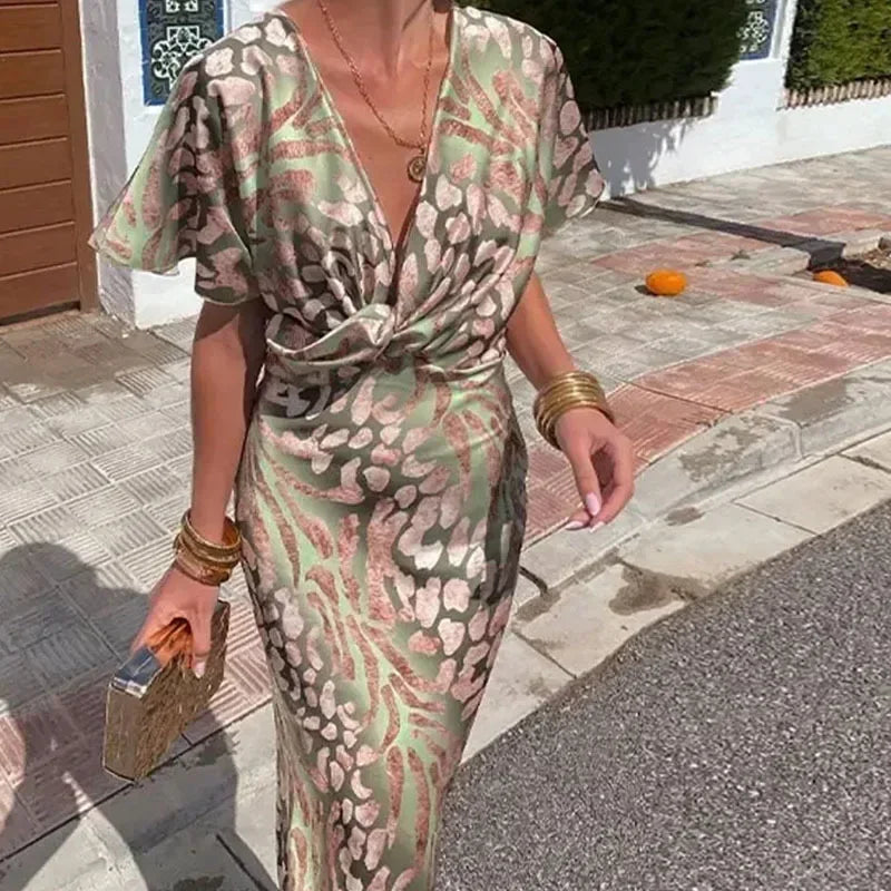 Damska dopasowana sukienka maxi z kopertowym dekoltem i satynowym wykończeniem