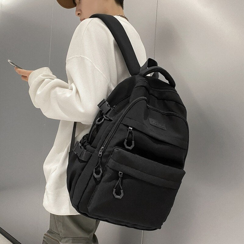 Duży plecak miejski z wieloma kieszeniami