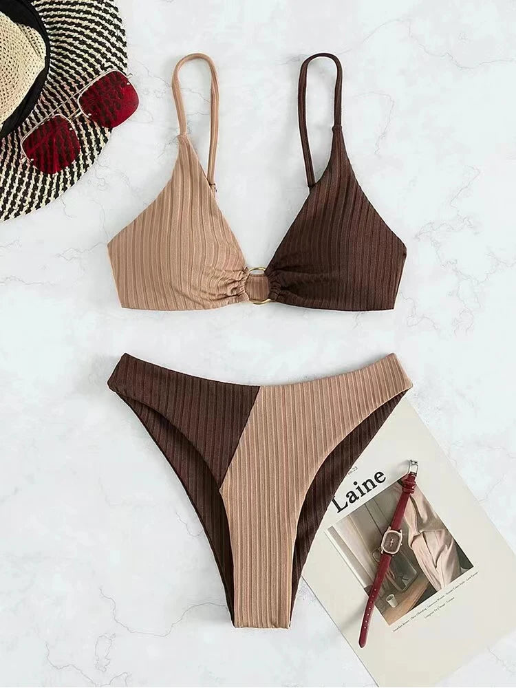 Dwukolorowy strój kąpielowy bikini – prążkowany materiał z ozdobnym pierścieniem