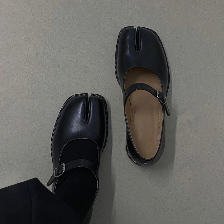 Damskie skórzane buty Mary Jane z paskiem i rozdzielonym noskiem