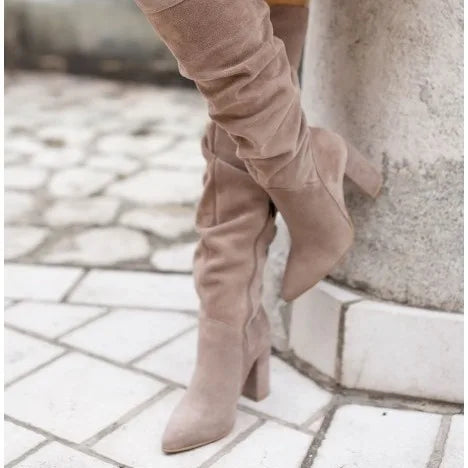 Damskie kozaki za kolano na słupku – eleganckie i stylowe na jesień i zimę