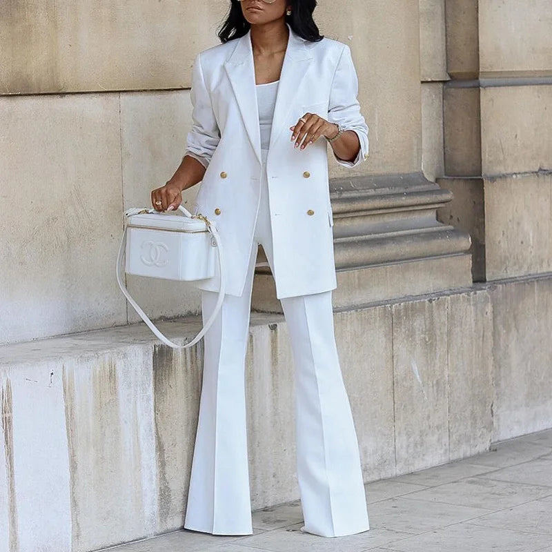 Damski elegancki garnitur z długą marynarką i spodniami z szeroką nogawką