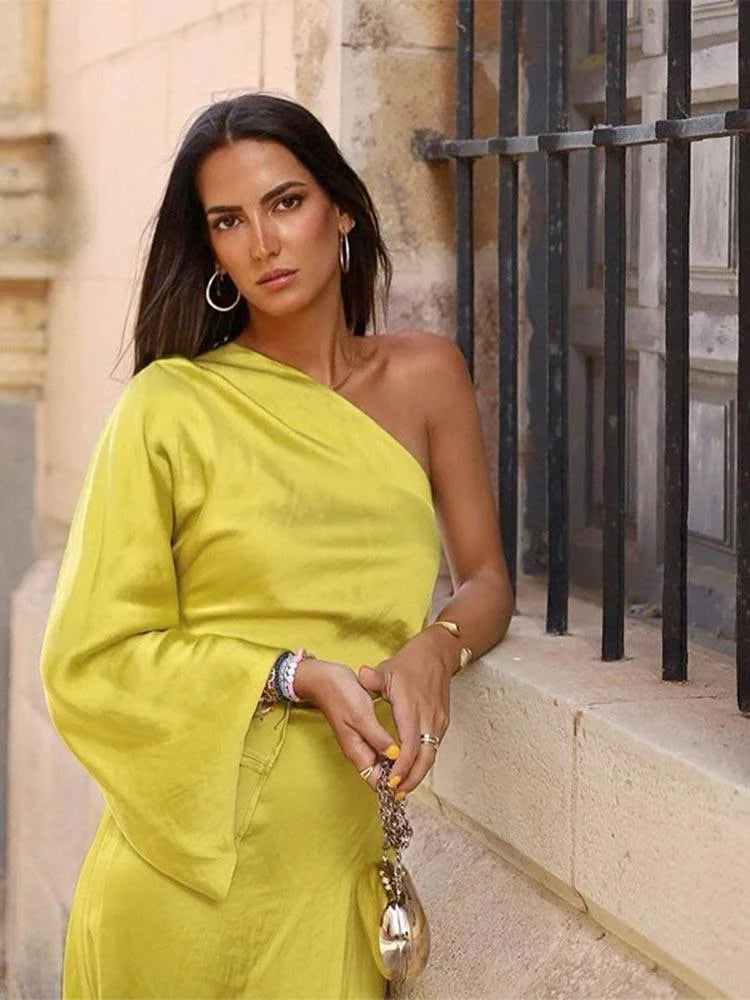 Sukienka midi satynowa na jedno ramię z rozcięciem i wiązaniem w talii