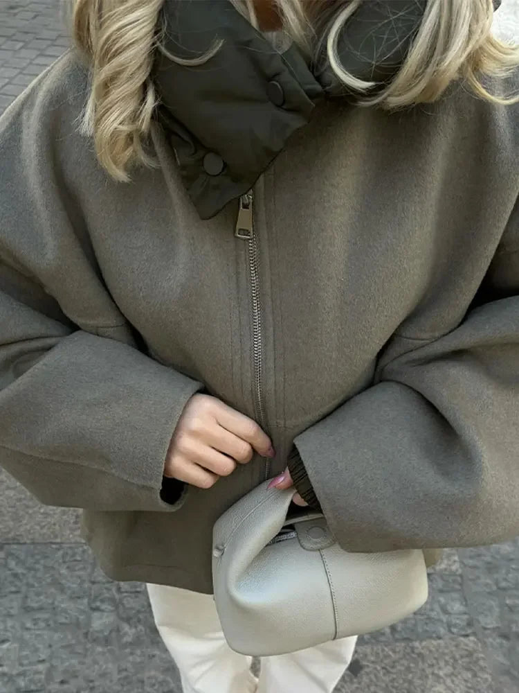 Damska krótka kurtka z dużym kołnierzem – stylowa i wygodna na chłodne dni