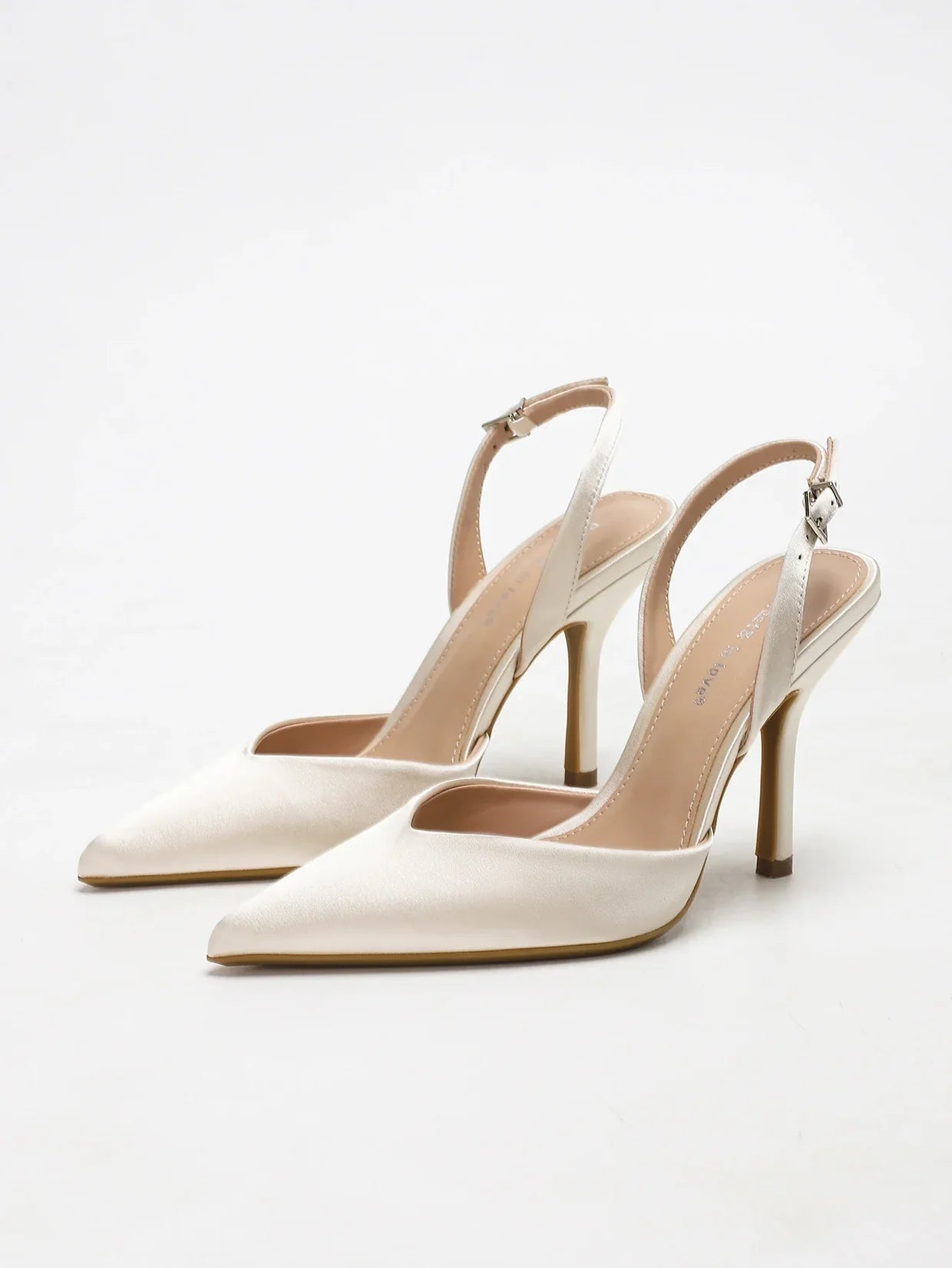 Eleganckie Szpilki Slingback z Satynowym Wykończeniem i Szpiczastym Noskiem