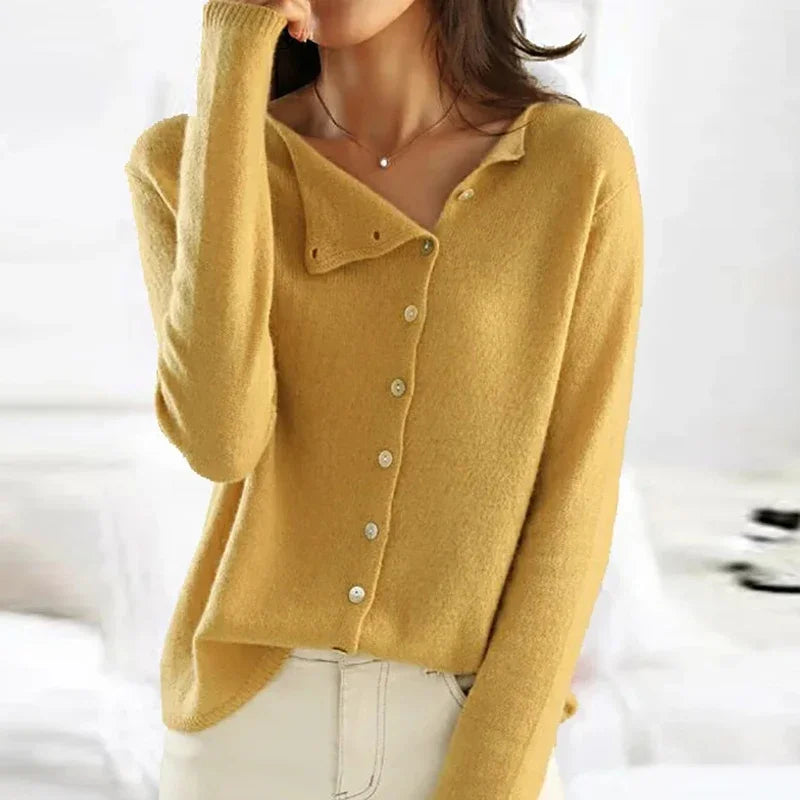 Damski sweter z asymetrycznym zapięciem – miękki sweter z guzikami w eleganckim stylu