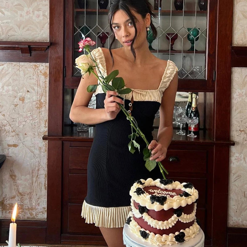 Elegancka Sukienka Mini z Plisowanymi Detalami