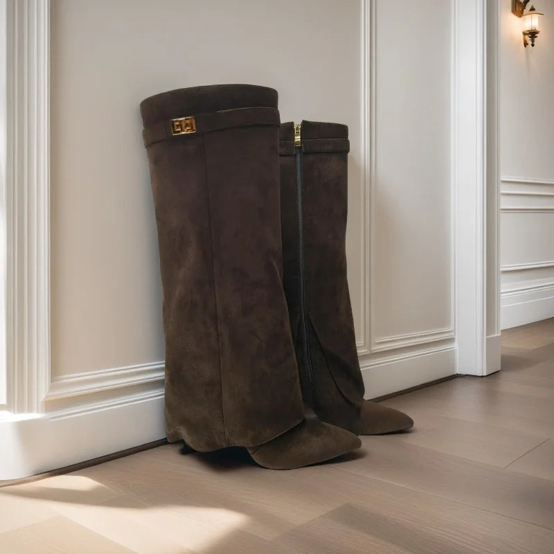 Damskie kozaki z szeroką cholewką i ozdobną klamrą – eleganckie i wygodne