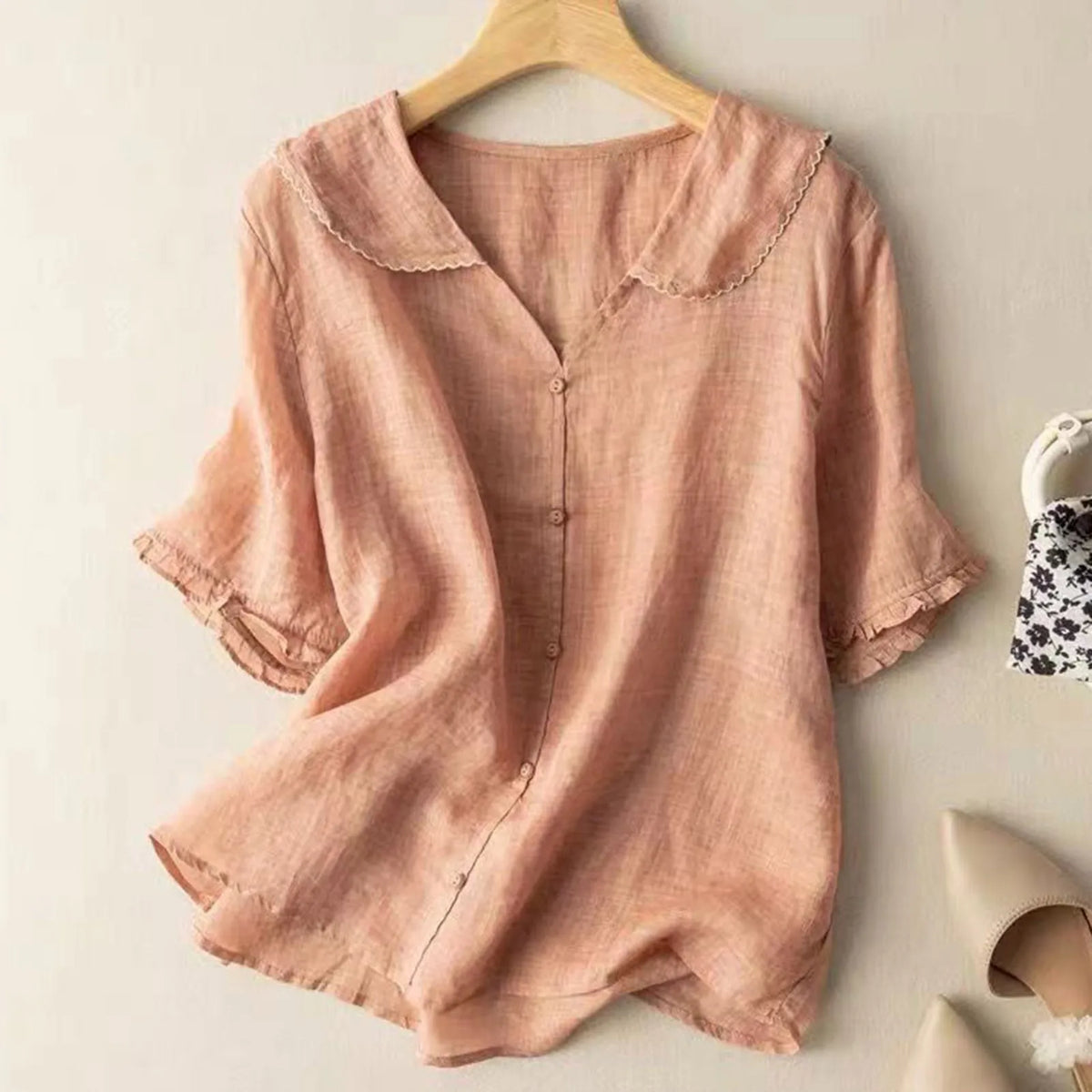 Lniana bluzka damska z ozdobnym kołnierzykiem i rękawem 3/4 – styl vintage