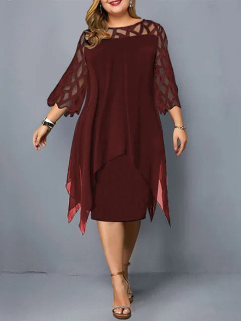 Elegancka sukienka plus size z szyfonową warstwą i ażurowymi rękawami