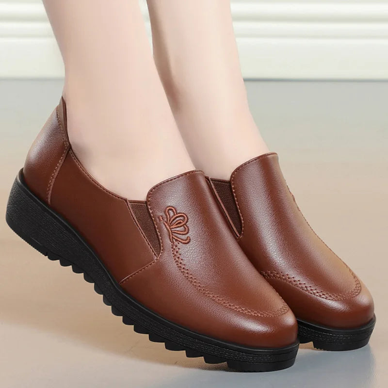 Damskie skórzane buty ortopedyczne wsuwane – wygodne półbuty na koturnie